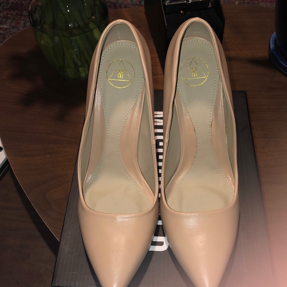 Pointed Stiletto court shoe